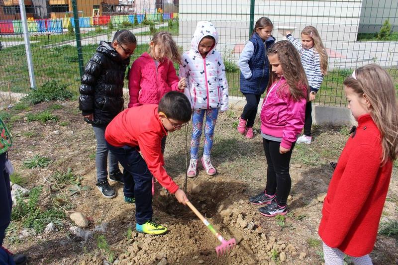 Деца от Благоевград садиха дръвчета със служители на ДНП „Рила“ - 01