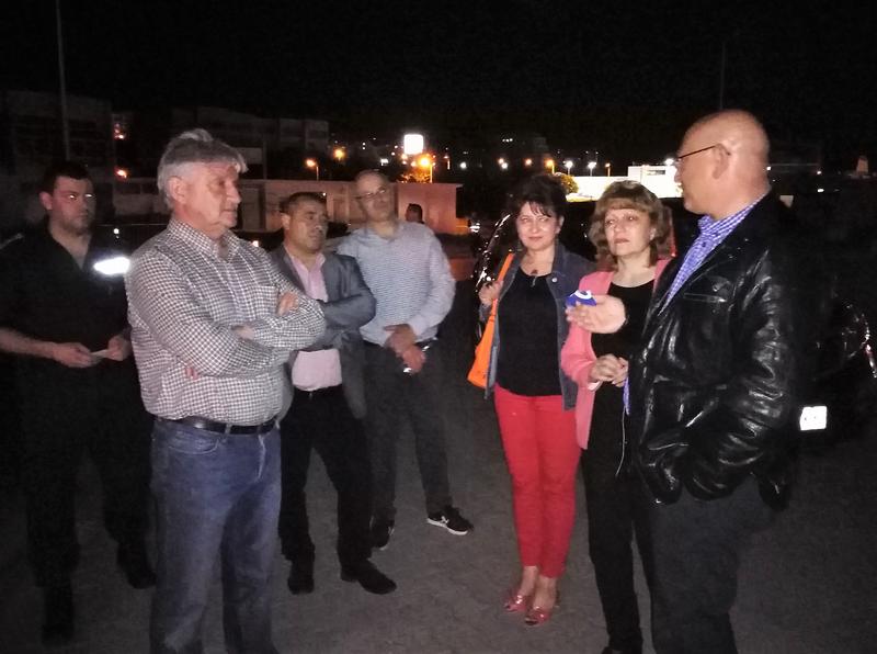 Министър Димитров посети мястото на инцидента с товарен автомобил, превозващ отпадъци във Велико Търново - 01