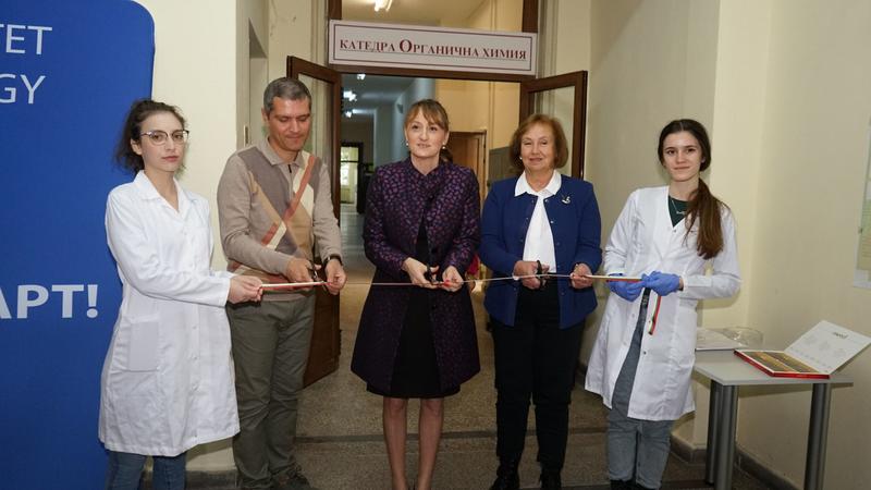 Министър Росица Карамфилова: Щастлива съм да видя, че лабораторията, в която съм се обучавала като студент, ще даде и на вас толкова добра подготовка - 01