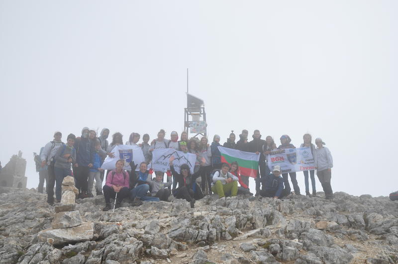 Млади природолюбители покориха връх Вихрен и чистиха туристическа пътека - 5