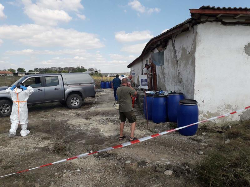 Министър Димитров и зам.-главен прокурор Пиронева провериха склад с около 32 тона стари пестициди край село Неофит Рилски - 3