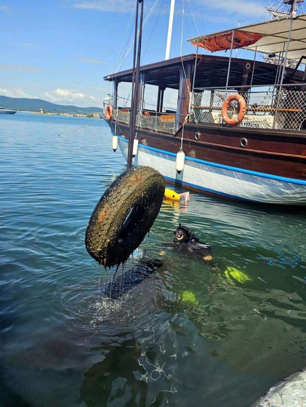 The MOEW participated in underwater clean-up of the port in Sozopol - 5